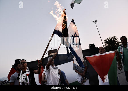 Les immigrants palestiniens brûlent un drapeau israélien lors d'une manifestation à Thessalonique contre l'attaque israélienne dans la bande de Gaza sur juillet 2014, Grèce Banque D'Images