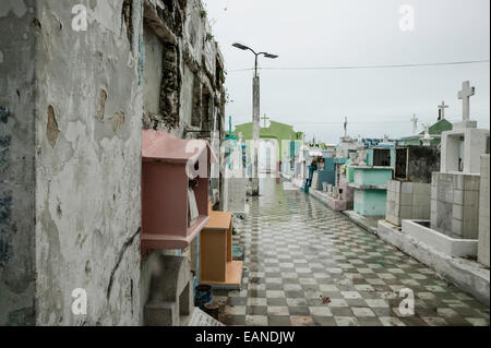 Porte principale et de l'allée du cimetière Champoton avec sol carrelé et peint deux tombes au-dessus du sol sur un jour de pluie, Champoton, au Mexique. Banque D'Images