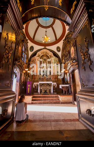 Fiel rezando pas d'espace intérieur n'Convento da Penha / fidèles priant à l'intérieur du couvent de Penha