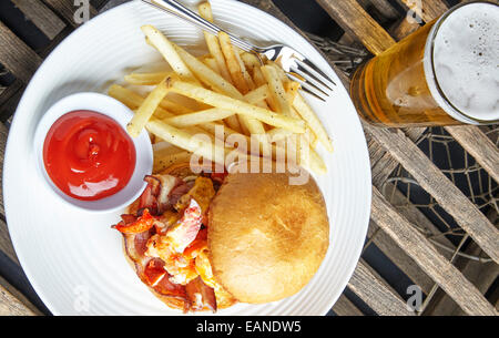 Homard principale mayo tomate BLT sur un rouleau de brioche sur une plaque blanche Banque D'Images