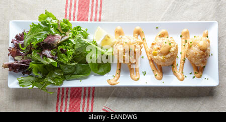 Beignets de crevettes et homards avec salade verte sur une plaque blanche Banque D'Images