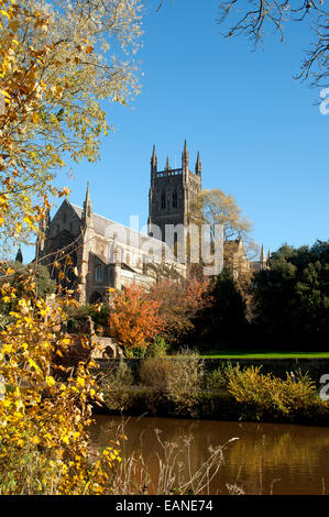 La Cathédrale de Worcester et la rivière Severn en automne, Worcestershire, Royaume-Uni Banque D'Images