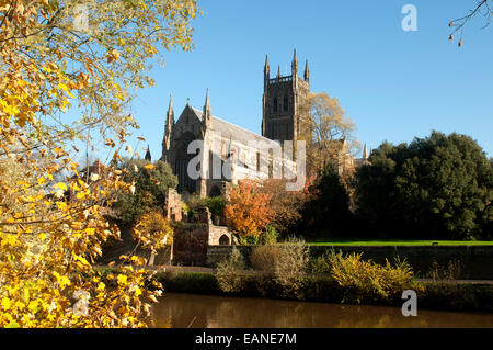 La Cathédrale de Worcester et la rivière Severn en automne, Worcestershire, Royaume-Uni Banque D'Images