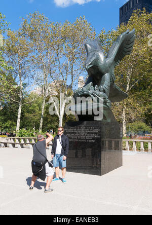 Man taking photo de la côte Est de la Memorial Battery Park de Manhattan, New York, USA Banque D'Images