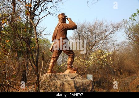 Une statue montrant l'explorateur David Livingstone à dans la distance. Banque D'Images