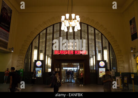 Les banlieusards occupé par marche restaurant Burger King de la gare d'Helsinki. Banque D'Images