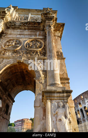 Arc de Constantine, le Colisée en arrière-plan Rome Italie, Europe Banque D'Images