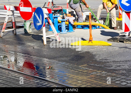 La réparation et le remplacement des conduites d'eau dans la rue Banque D'Images