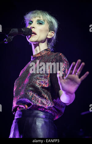 Milan Italie. 17 novembre 2014. L'auteur-compositeur-interprète américain ST. VINCENT effectue au music club Alcatraz au cours de la tournée 'Digital témoin' Crédit : Rodolfo Sassano/Alamy Live News Banque D'Images