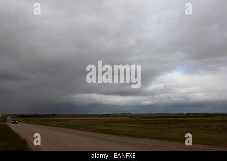 La neige de tempête les nuages qui se forment au-dessus des prairies assiniboia Saskatchewan Canada Banque D'Images