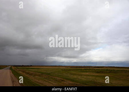 La neige de tempête les nuages qui se forment au-dessus des prairies assiniboia Saskatchewan Canada Banque D'Images