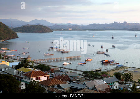 Port de Labuan Bajo la ville sur l'île de Flores, en Indonésie Banque D'Images