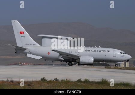 Un Boeing 737 de l'air turque et de contrôle aéroporté de détection lointaine de l'avion sur la piste de la base aérienne à Konya, Turquie. Banque D'Images