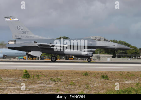 U.S. Air Force F-16C à partir de la 140e Escadre de chasse de la Garde nationale aérienne du Colorado à l'atterrissage à la base aérienne de Natal, Brésil. Banque D'Images