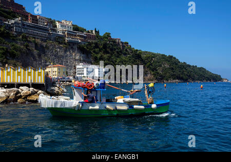 Un bateau de pêche arrivant avec les prises lors de l'historique de Marina Grande à Sorrento. Banque D'Images