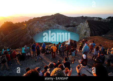 Foule regardant le lever du soleil à Kelimutu volcan de Flores, en Indonésie Banque D'Images