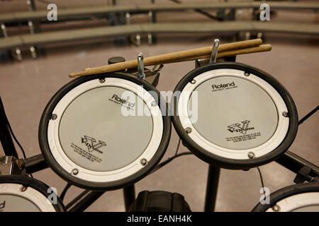 Sticks et pads d'un kit de batterie électronique dans une salle de formation de musique Banque D'Images