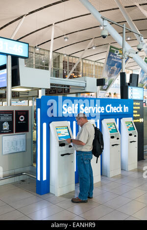 Passager à l'avant de l'auto service check dans terminal, l'Aéroport International de Cape Town, Western Cape, Afrique du Sud Banque D'Images