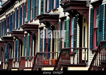 NYC : 1882 histoire de deux rangées de maisons en bois avec volets roulants, balustrades d'escalier, et la porte-à-faux sur Sylvan Terrace Banque D'Images