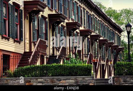 NYC : 1882 histoire de deux rangées de maisons en bois avec escalier stoops et sous-sol les portes d'entrée sur Sylvan Terrace Banque D'Images