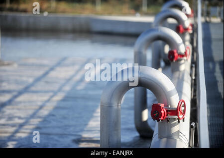 Tuyaux industriels d'une usine de traitement des eaux usées Banque D'Images