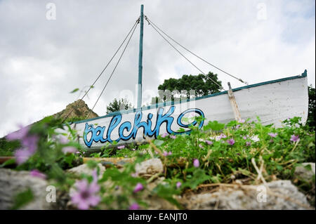 Bateau en bois vieux abandonnés sur la plage, dans la station balnéaire de Balchik Banque D'Images