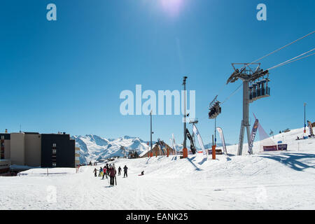 Ascenseur de ski et d'appartements dans la station de ski de l'Alpe d'Huez Banque D'Images