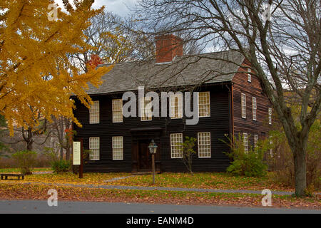 Deerfield, Massachusetts, Deerfield, historique Old Deerfield, automne feuillage lumineux reflète dans les fenêtres de la chambre d'Allen. Banque D'Images