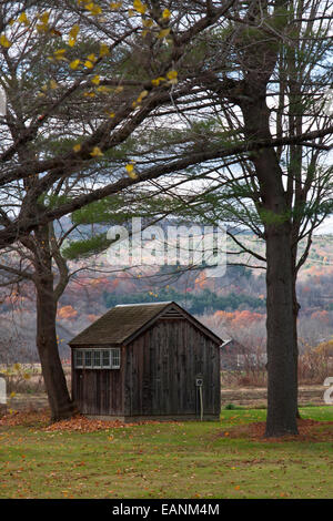 Deerfield, Massachusetts, Deerfield, historique Old Deerfield, Hangar agricole avec feuillage automne couverts colline en arrière-plan. Banque D'Images