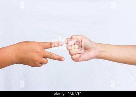 Papier, ciseaux, Pierre - mains d'enfants Banque D'Images