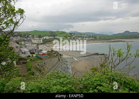 Voir, à partir de la colline du château, du gallois ville de Garndolbenmaen par plage de La Baie de Cardigan et champs verts s'étendant de montagnes au loin Banque D'Images