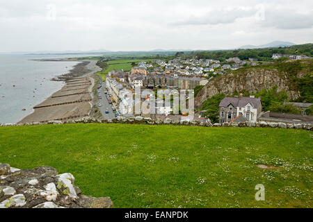 Voir, à partir de la colline du château, de la ville historique de Gallois Criccieth avec maisons à côté de plage de sable fin de la Baie de Cardigan et champs verts Banque D'Images