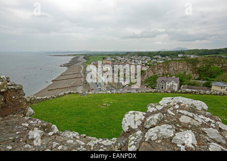 Voir, à partir de la colline du château, de la ville historique de Gallois Criccieth avec maisons à côté de plage de sable fin de la Baie de Cardigan et champs verts Banque D'Images