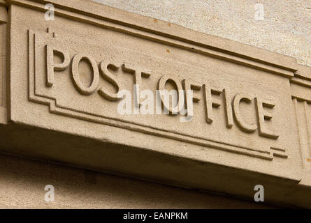 L'entrée du bâtiment du bureau de poste sculpté dans la pierre au-dessus de la porte du service postal Banque D'Images