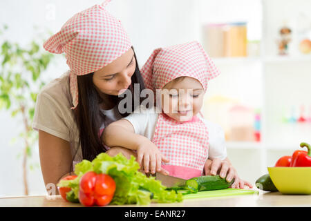 Mère, fille de concombre couper couteau Banque D'Images