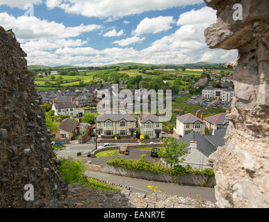 Voir, à partir de la colline du château, de la ville historique de Denbigh gallois entouré de terres agricoles qui s'étendent à l'Emerald Hills & faible horizon Banque D'Images