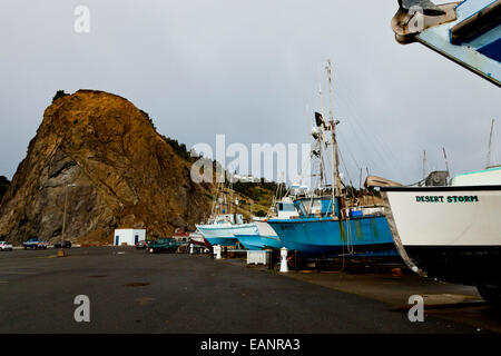 Voiliers au Port dock Port Orford Orford dolly avec Rock en arrière-plan, Port Orford Oregon USA Banque D'Images