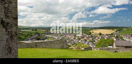 Voir, à partir de la colline du château, de la ville historique de Denbigh gallois entouré de terres agricoles qui s'étendent à l'Emerald Hills & faible horizon Banque D'Images