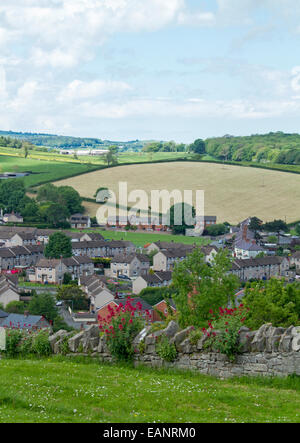 Voir, à partir de la colline du château, de la ville historique de Denbigh gallois entouré de terres agricoles qui s'étendent à l'Emerald Hills & faible horizon Banque D'Images