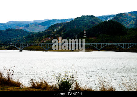 Rogue River avec Isaac Lee Patterson Bridge dans la distance, de l'Oregon USA Banque D'Images