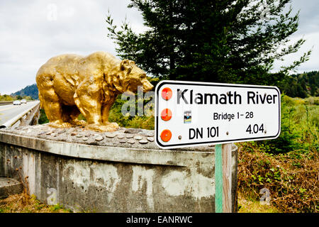 Signer et ours d'or Pont sur l'autoroute 1-28 101 sur la rivière Klamath, Banque D'Images