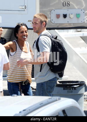 Jordana Brewster a été repéré sur le tournage de "Fast and the Furious 7' avec Cody et Caleb Walker. Les Walker Brothers sont sur le plateau pour aider à terminer la dernière partie du film après leur frère Paul Walker est mort. Pour terminer une scène, 3 double corps pour Pa Banque D'Images