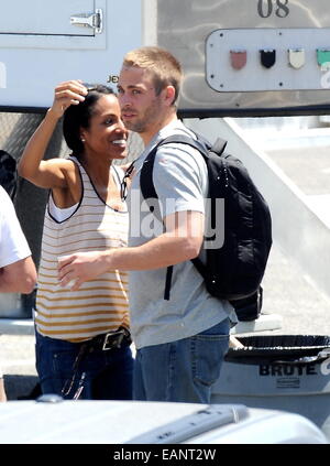 Jordana Brewster a été repéré sur le tournage de "Fast and the Furious 7' avec Cody et Caleb Walker. Les Walker Brothers sont sur le plateau pour aider à terminer la dernière partie du film après leur frère Paul Walker est mort. Pour terminer une scène, 3 double corps pour Pa Banque D'Images