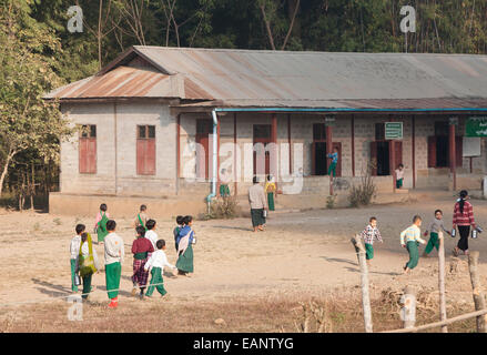 Les enfants en uniforme de football,la peinture pour le visage,crème traditionnel thanaka coller à l'école locale.au sud du lac Inle, Nyaungshwe,la Birmanie,Asia Banque D'Images