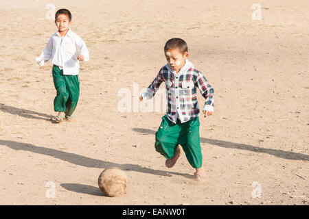 Les enfants en uniforme de football,la peinture pour le visage,crème traditionnel thanaka coller à l'école locale.au sud du lac Inle, Nyaungshwe,la Birmanie,Asia Banque D'Images