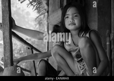 Jeune fille Lao dans un village rural Banque D'Images