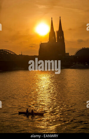 Francais pour passeando em un barco remo pas assistindo rio Reno o Pôr do Sol atrás da Catedral de Köln. / Deux personnes jouissant de Banque D'Images