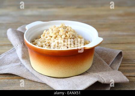 L'orge perlé porridge dans le pot, nourriture délicieuse Banque D'Images