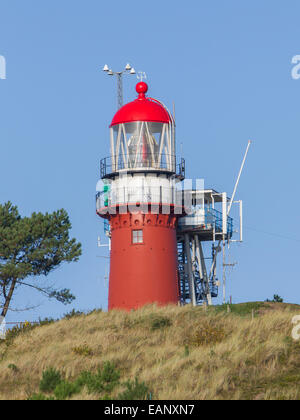Phare rouge à l'île néerlandaise de Vlieland Banque D'Images