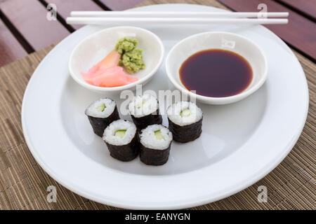 Hoso Maki Sushi au wasabi et gingembre Végétarien Banque D'Images
